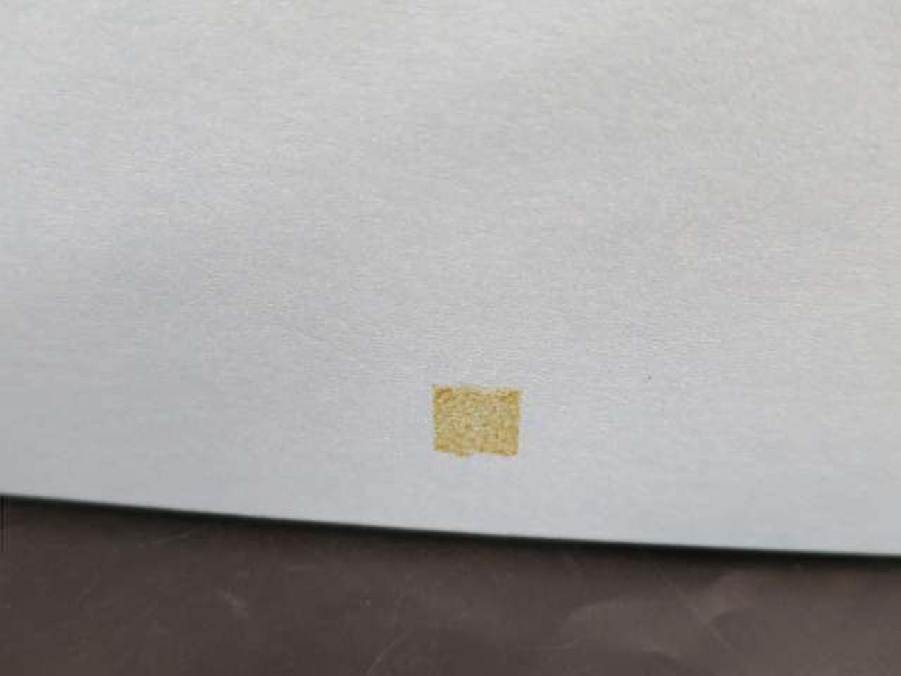 箱にテープ痕あります。