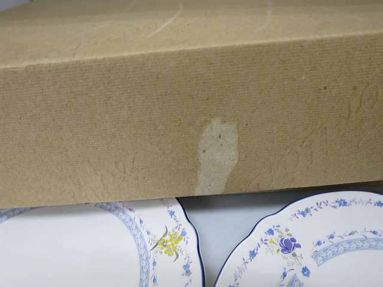 箱にテープ痕あります。