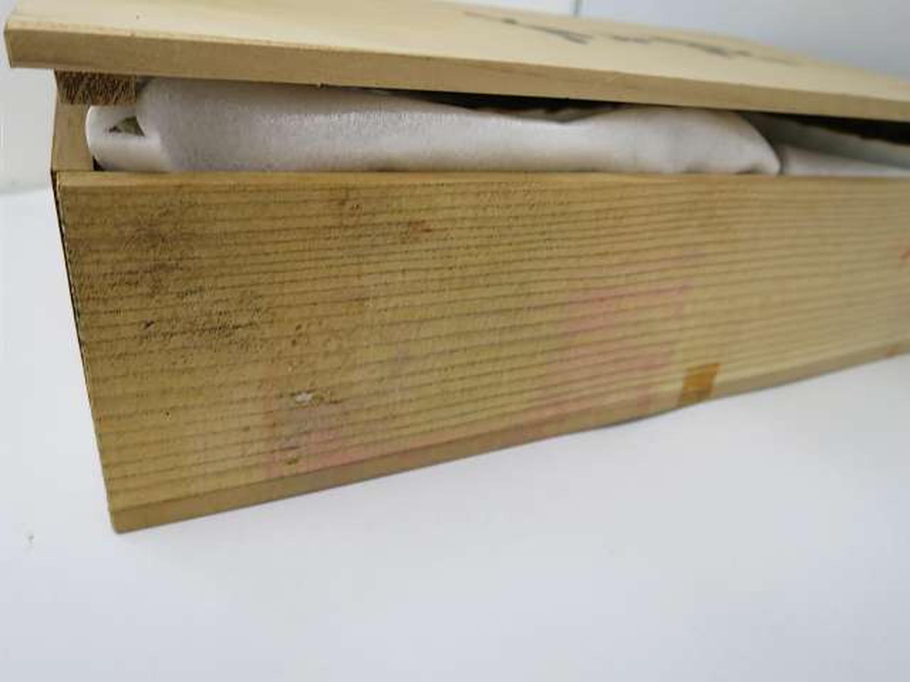 箱にテープ痕・劣化あります。