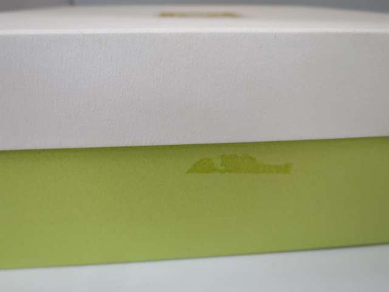 箱にテープ痕あります。