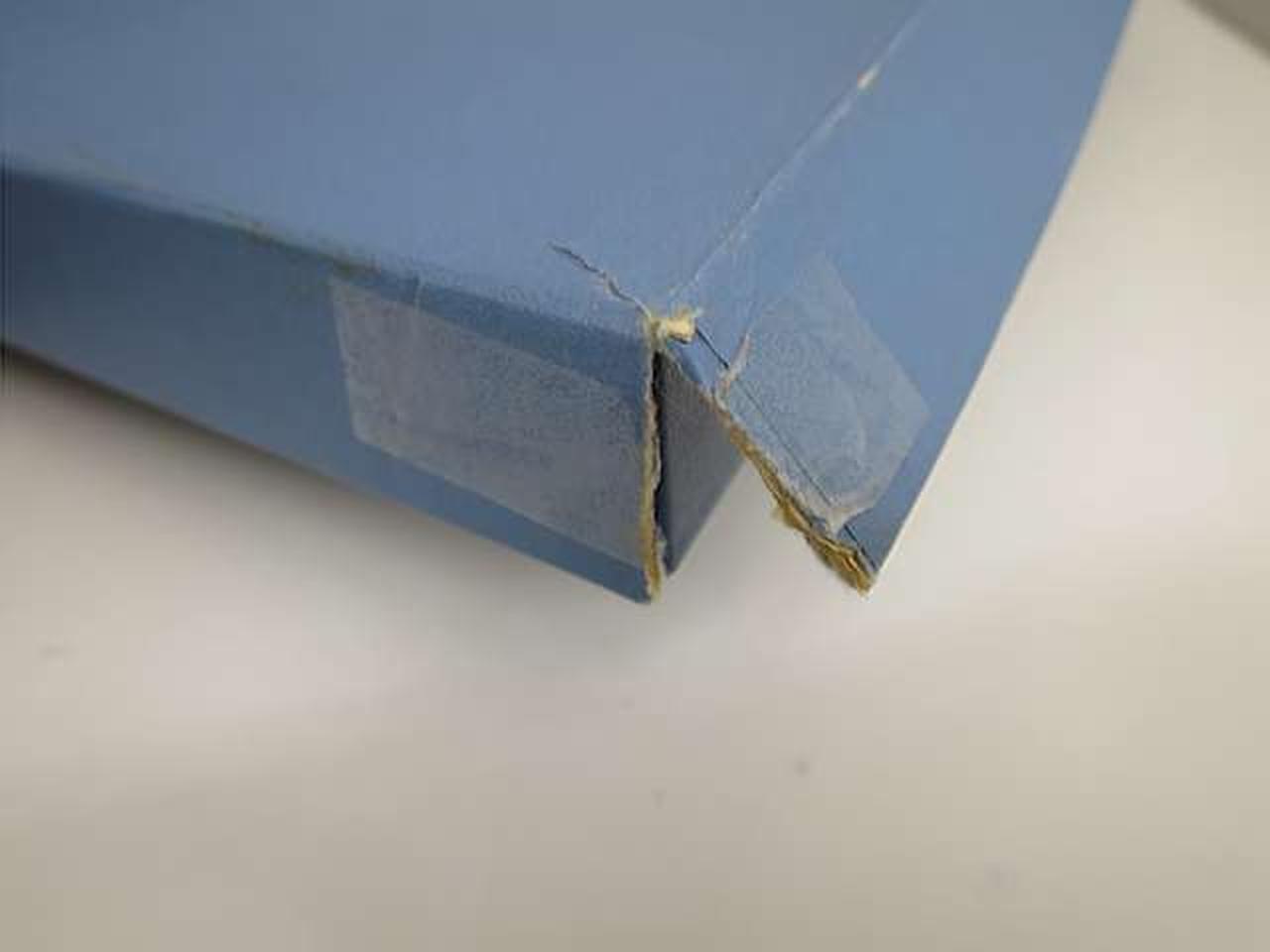 箱に破れあります。