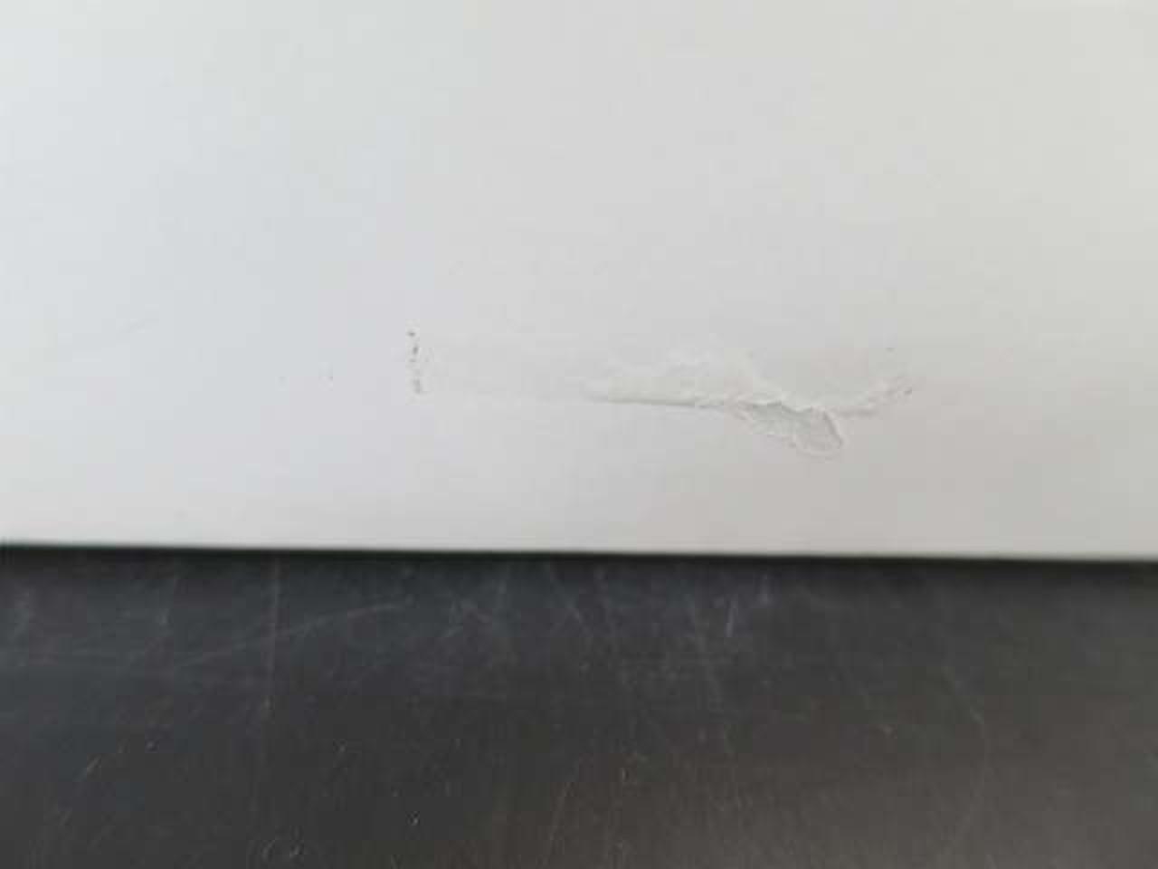 箱にテープ痕あります。