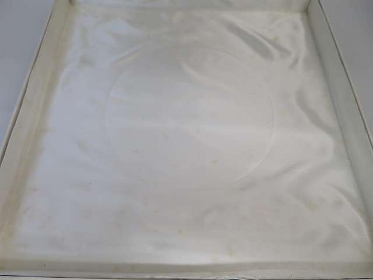 箱内部パッキンにシミあります。