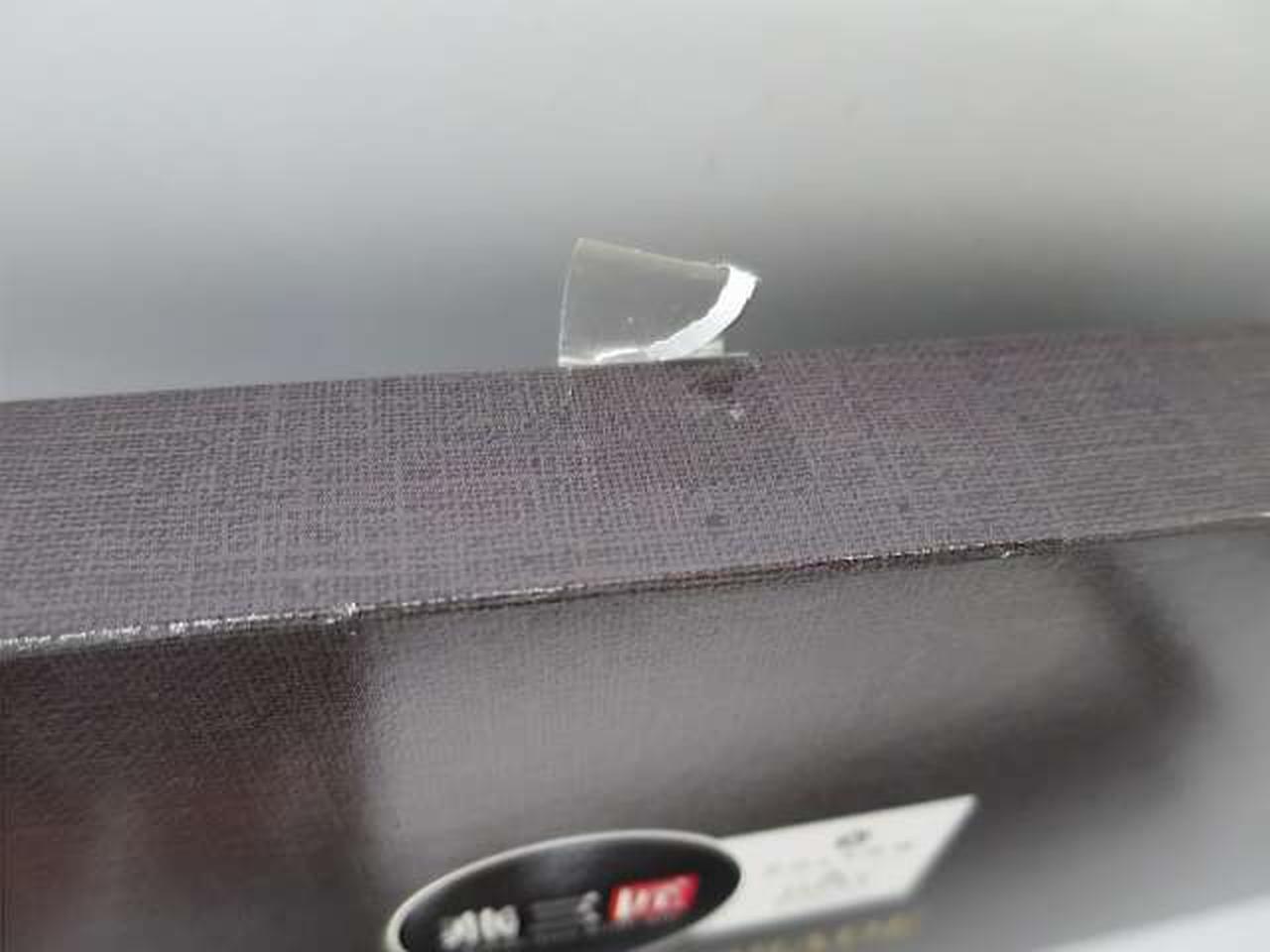 箱にテープ痕あります。