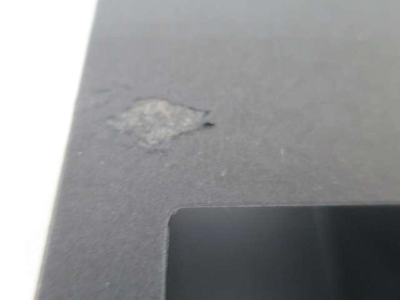 外箱に破れあります。