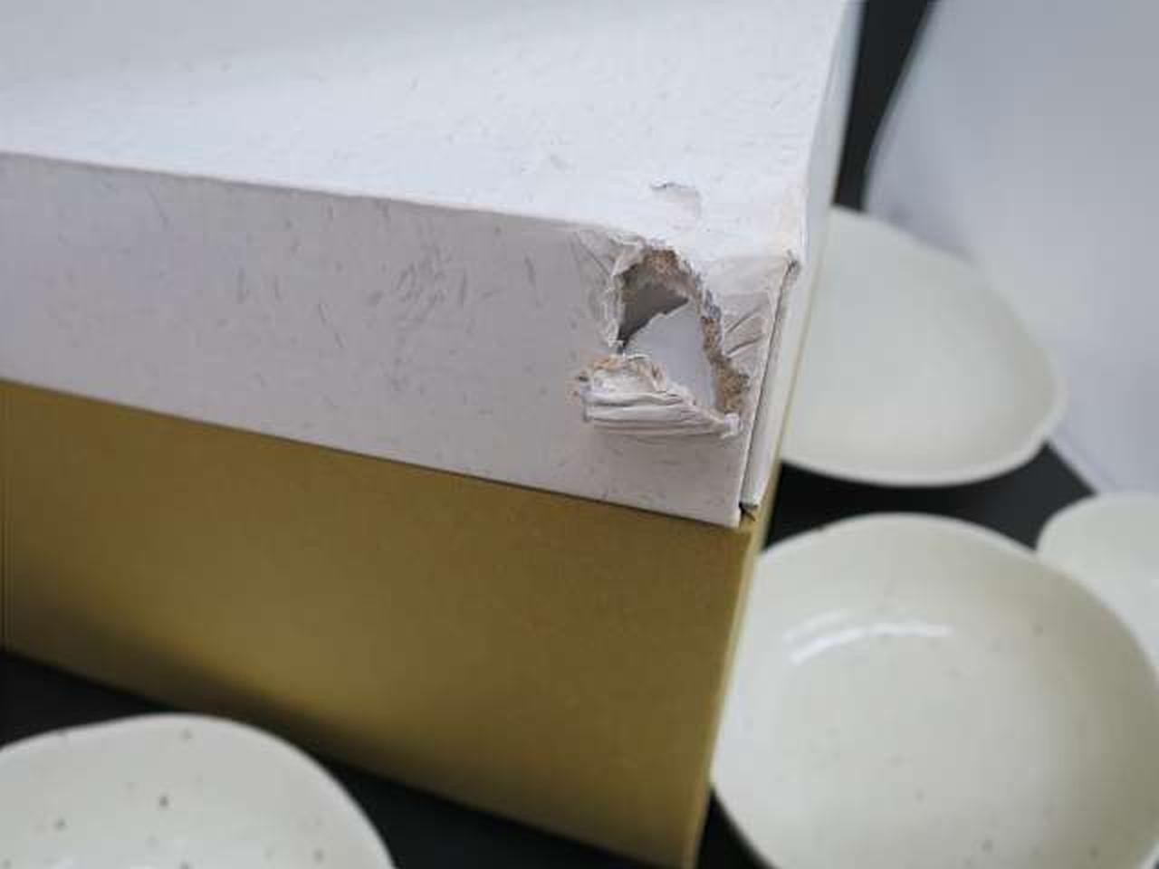 箱に破れあります。