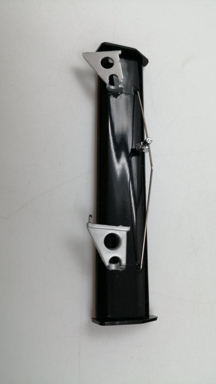 ウイングの支柱が折れてます