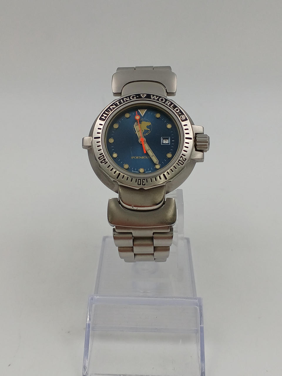 HUNTING　WORLD時計 サファイアの透明感】18金ベゼルリングを搭載したラグジュアリー