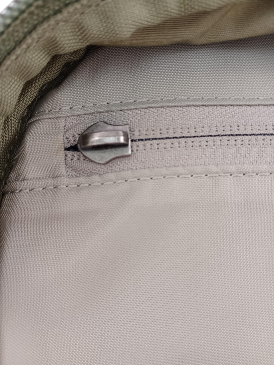 ファスナー金具、破損あり