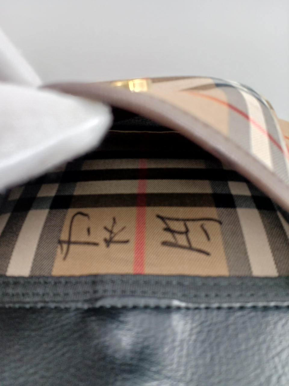 マジックで、名前の記載あり。