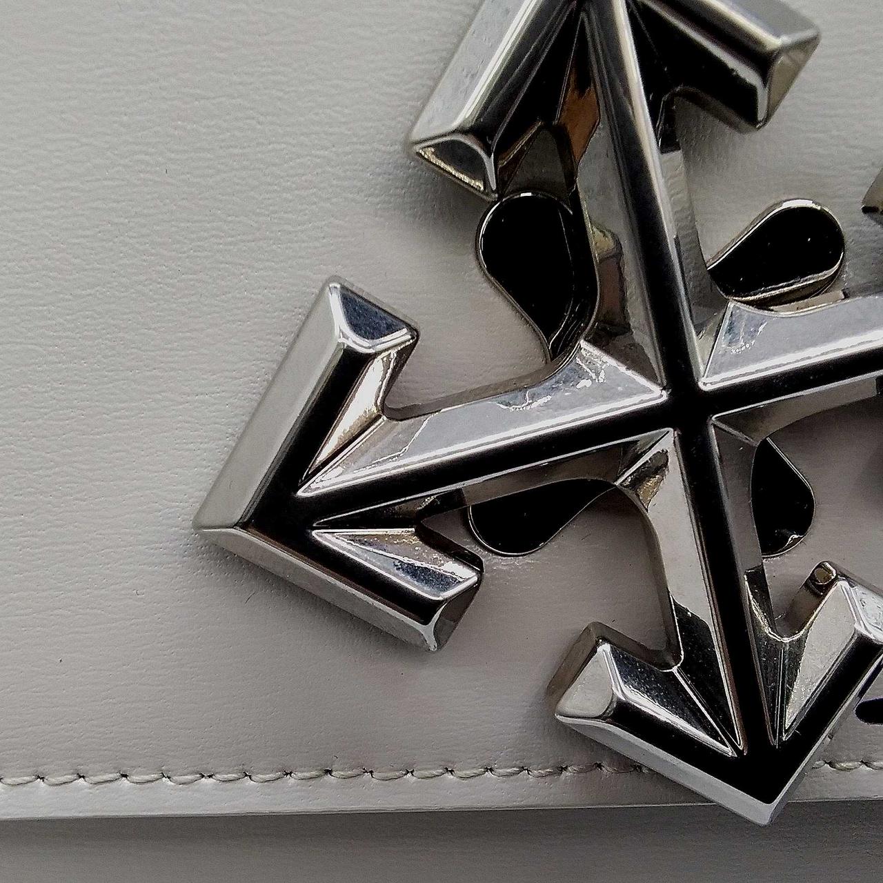 見え辛いですが左下赤い汚れ付着しています