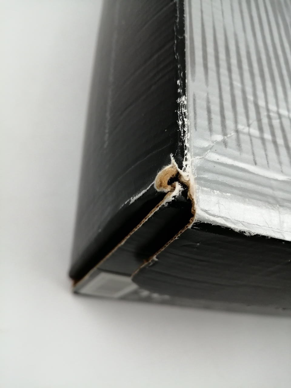 箱の破れ剥がれあり