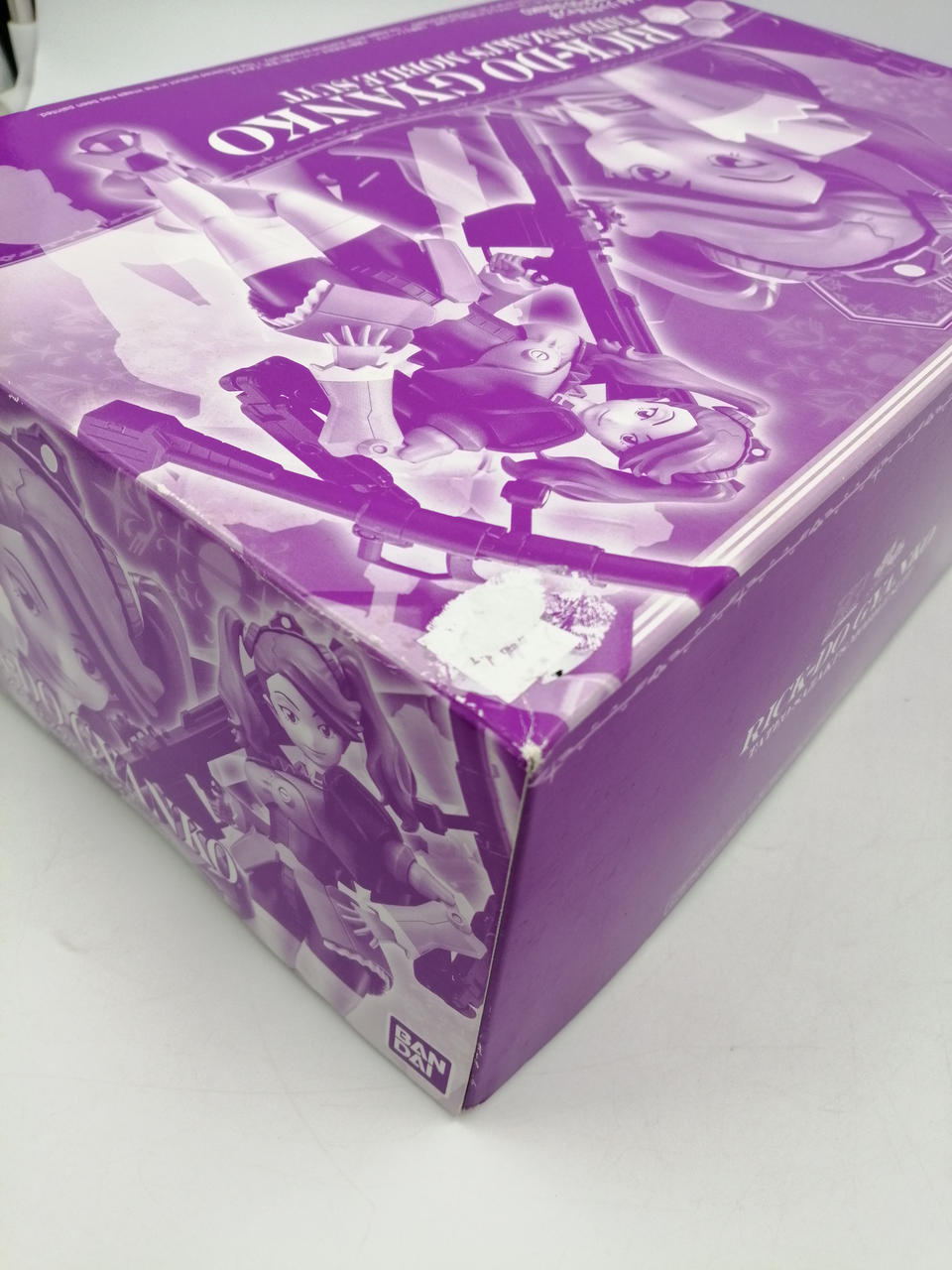 シールを剥がした跡があります