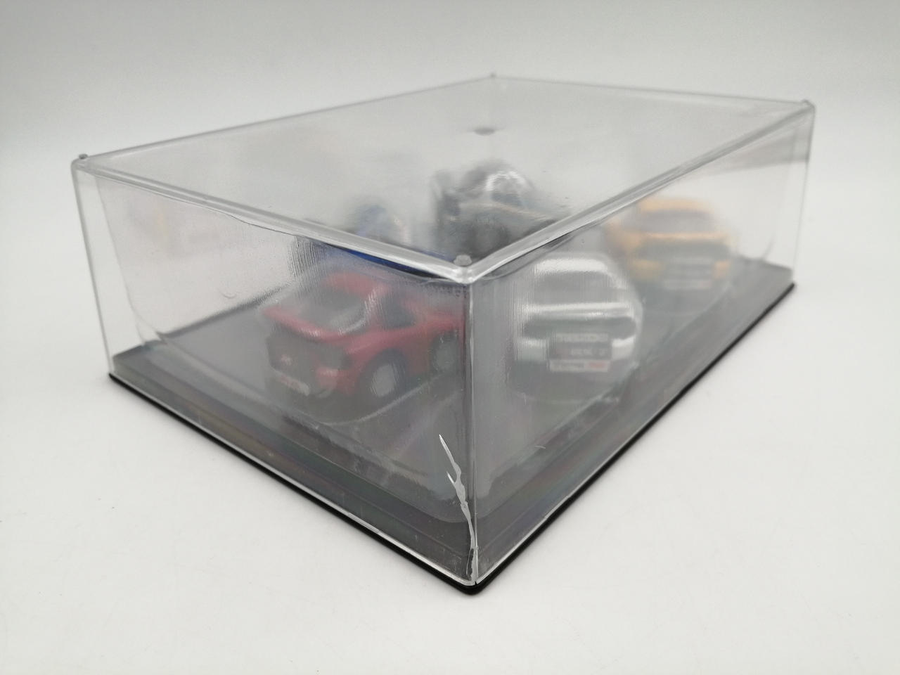 ケースにひび割れあり