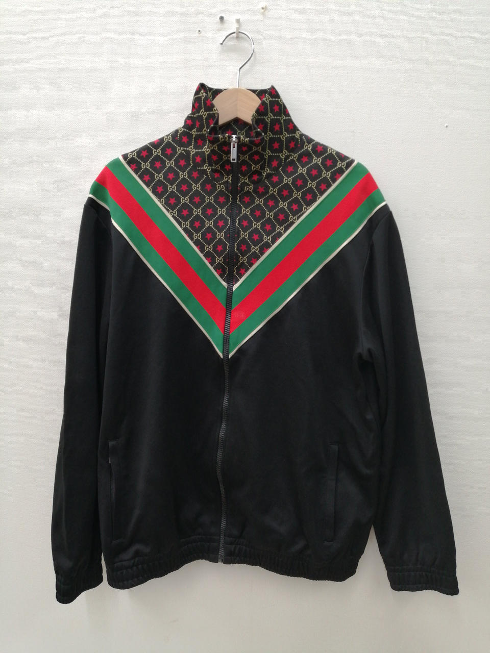 ポケットはチャック式です