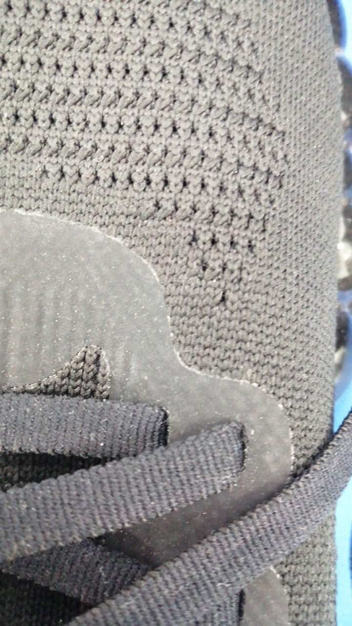 左足の前側です。