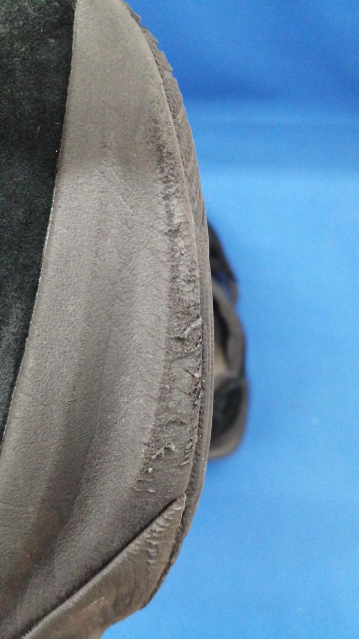 左足の内側です。