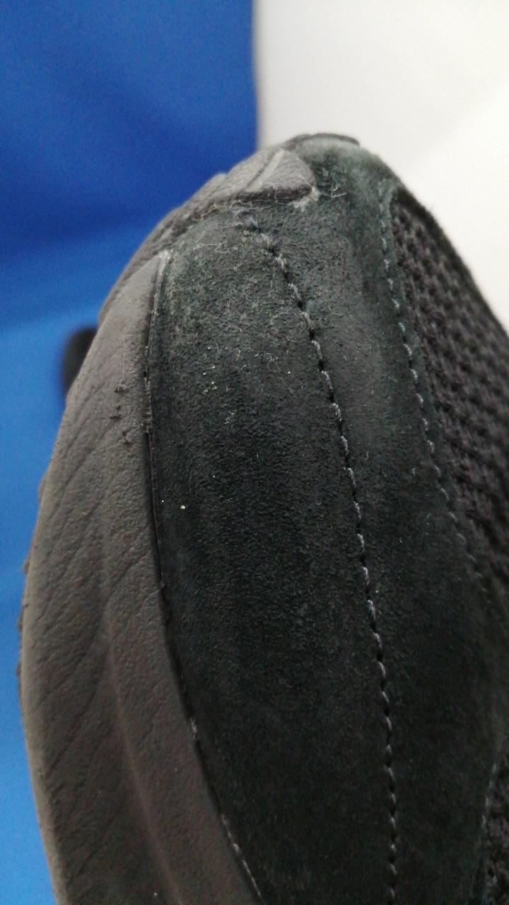 左足の前側です。