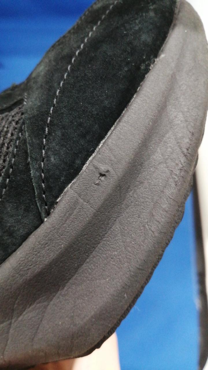 右足の内側です。