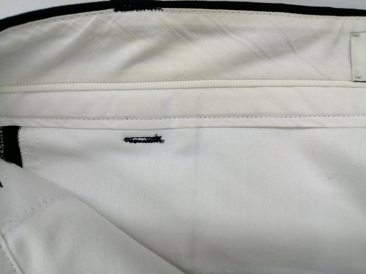 腰回り、汗ジミあります。