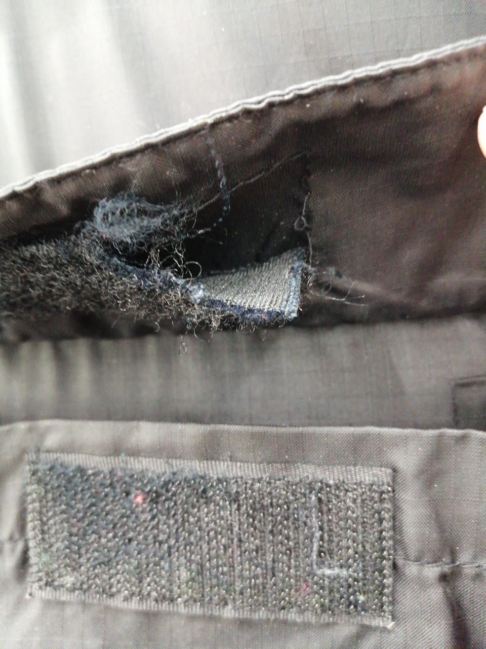 マジックテープ部分、外れかけです