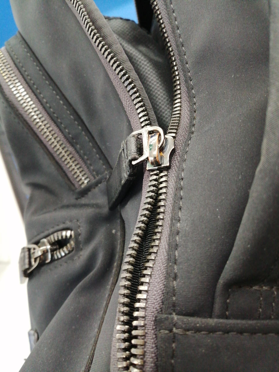 チャック部分、壊れてるので閉まらないです