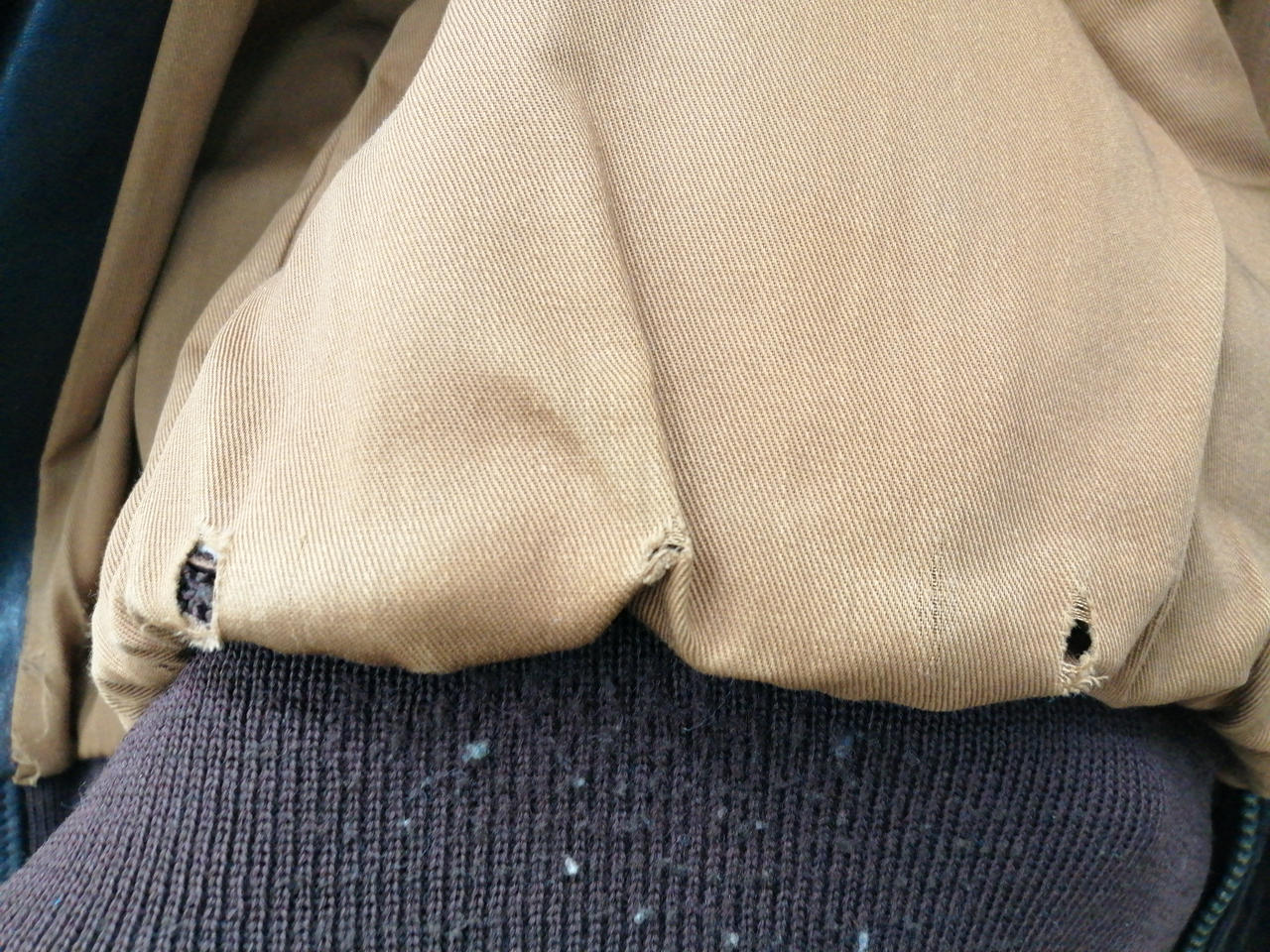 裾の内側破れあり