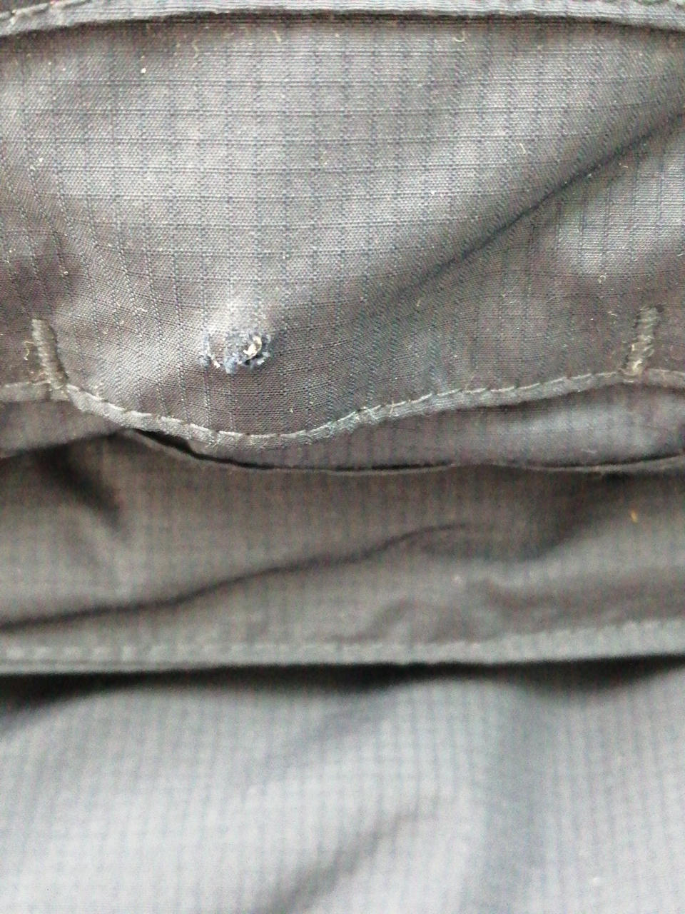 フード後ろ、破れあり