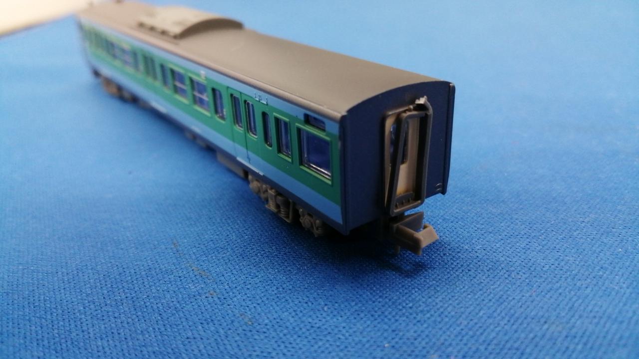 扉枠割れてます