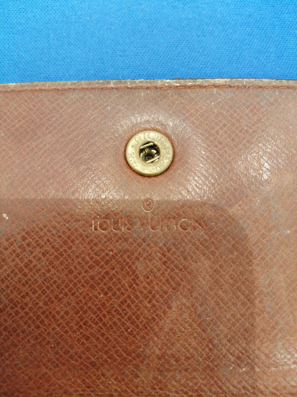 ボタン　留めが甘いです。