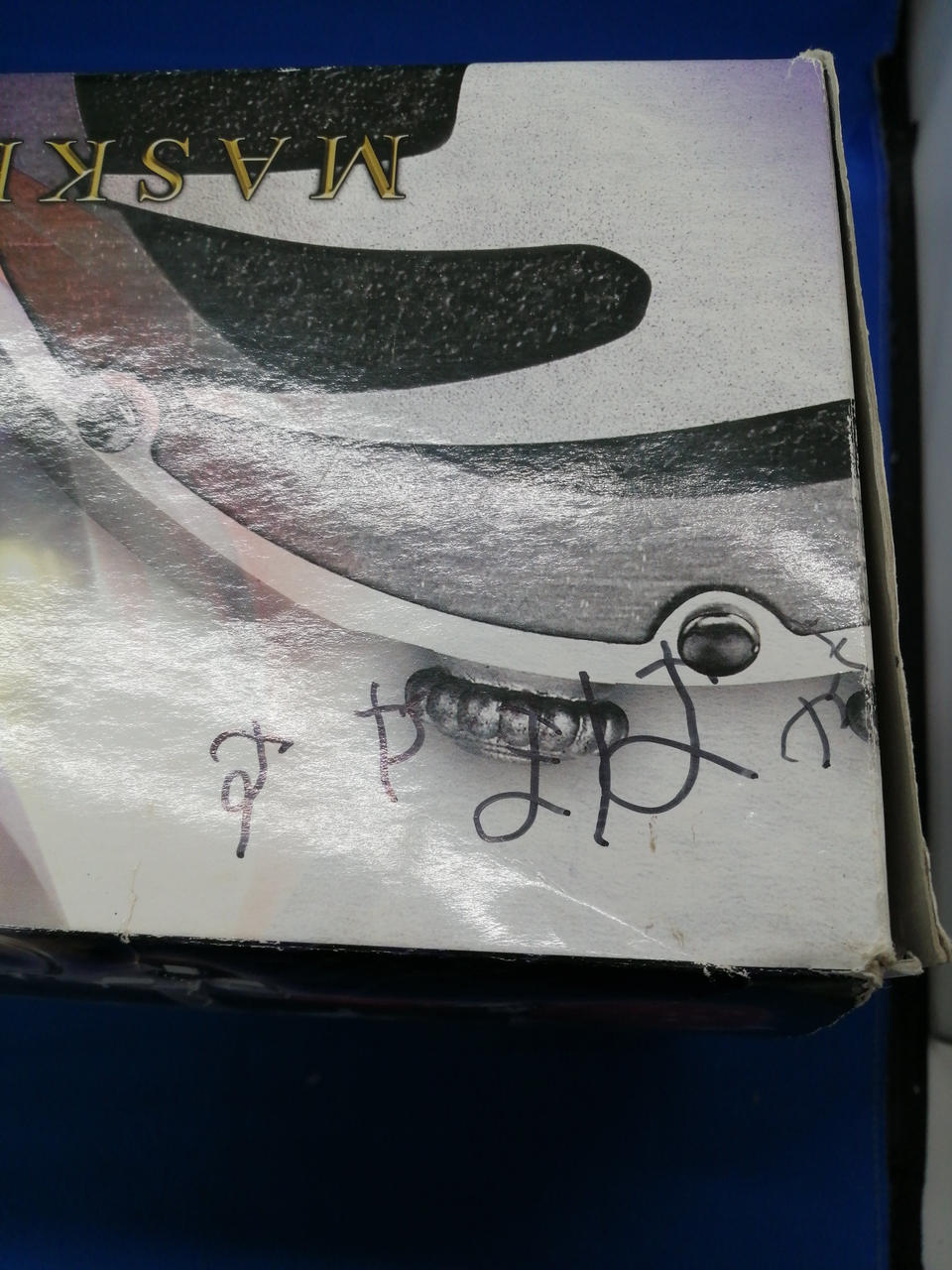 箱上部、落書きあり