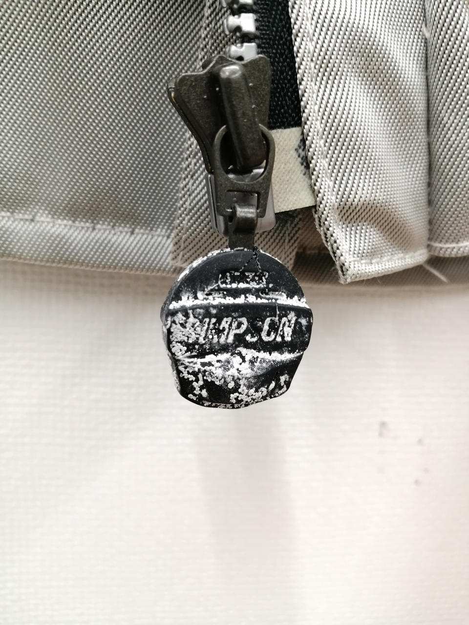 ジップチャーム　損傷あり