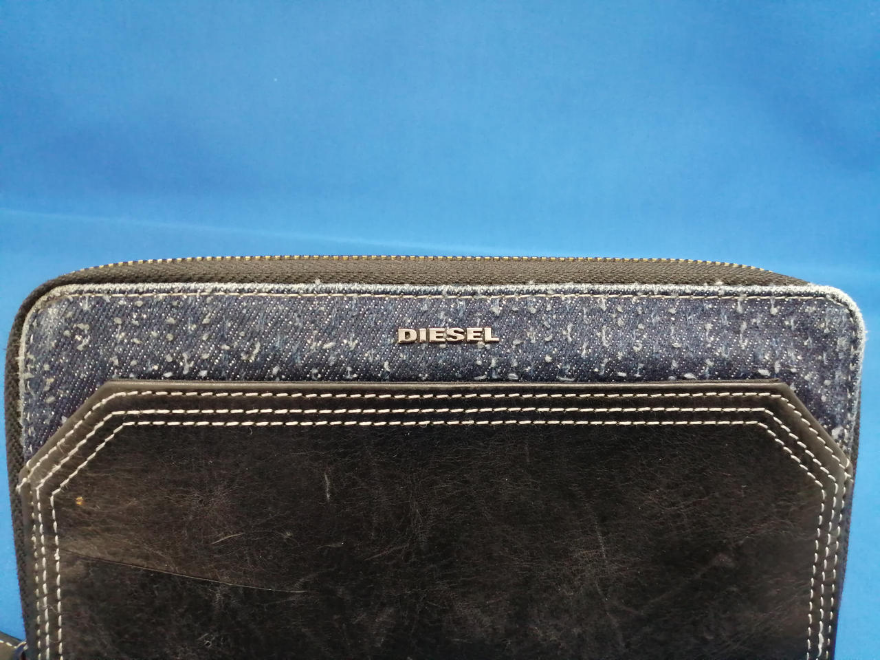 正面ロゴ、ジーンズ生地毛玉あり