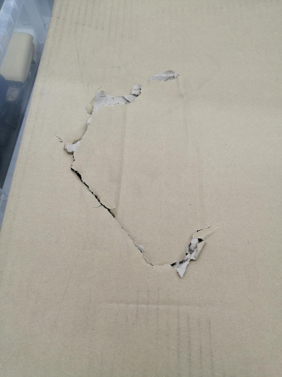 箱破損あり。この後テープで補強してます。