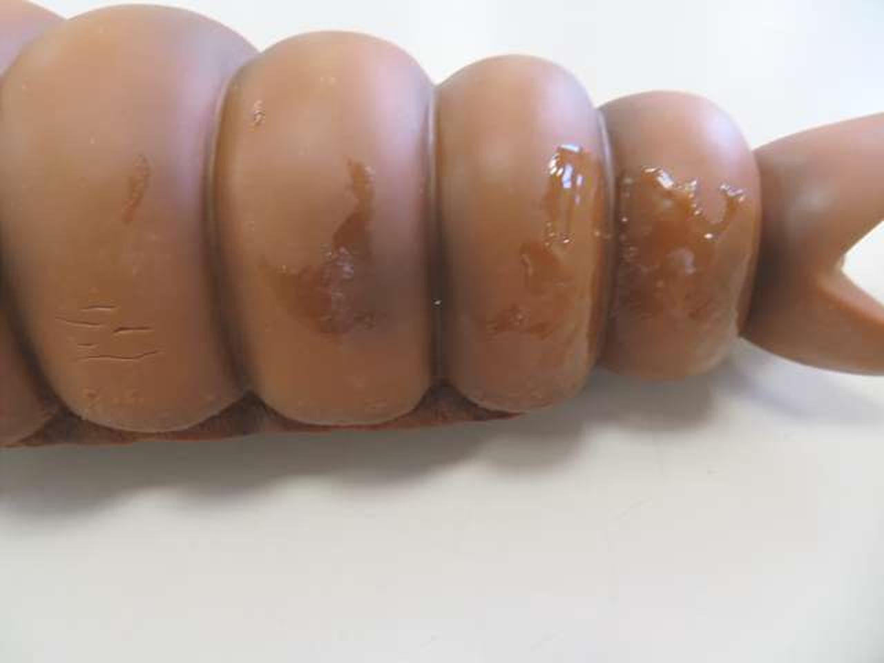 接着剤の跡らしいものが付いています