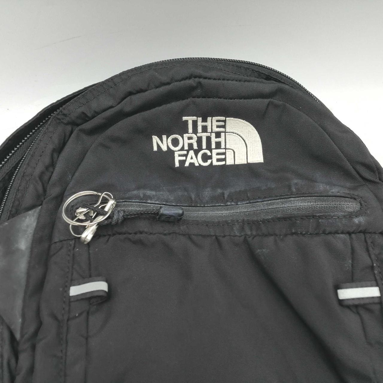 ファスナー付近に汚れがあります。