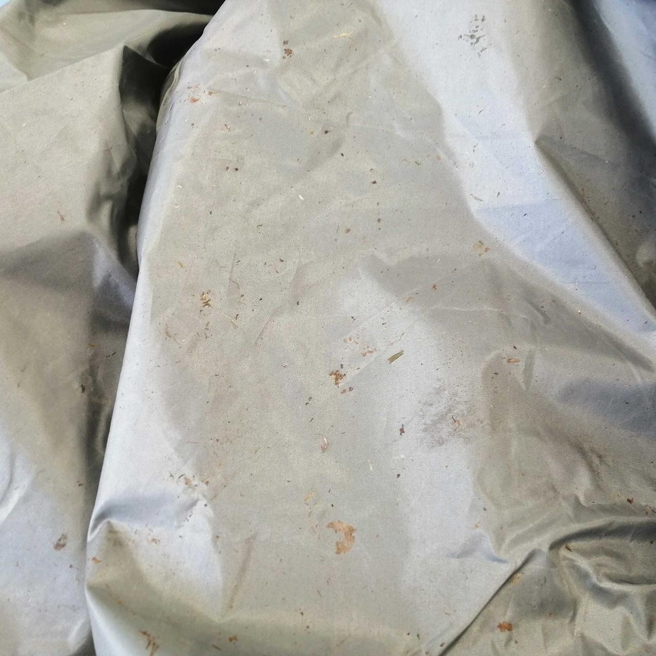 シートに土や砂がかなり付着しています。