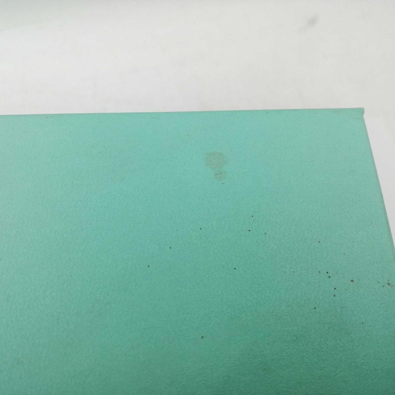 箱に汚れがあります。