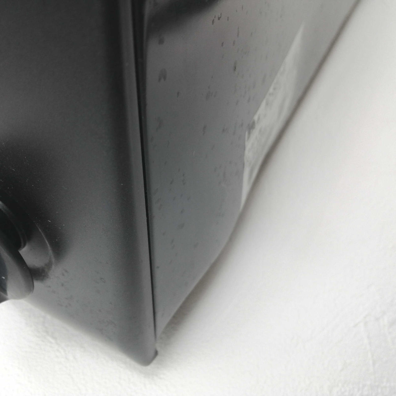 本体左側に歪みあり