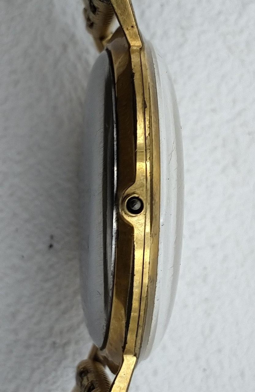 リューズ破損しています