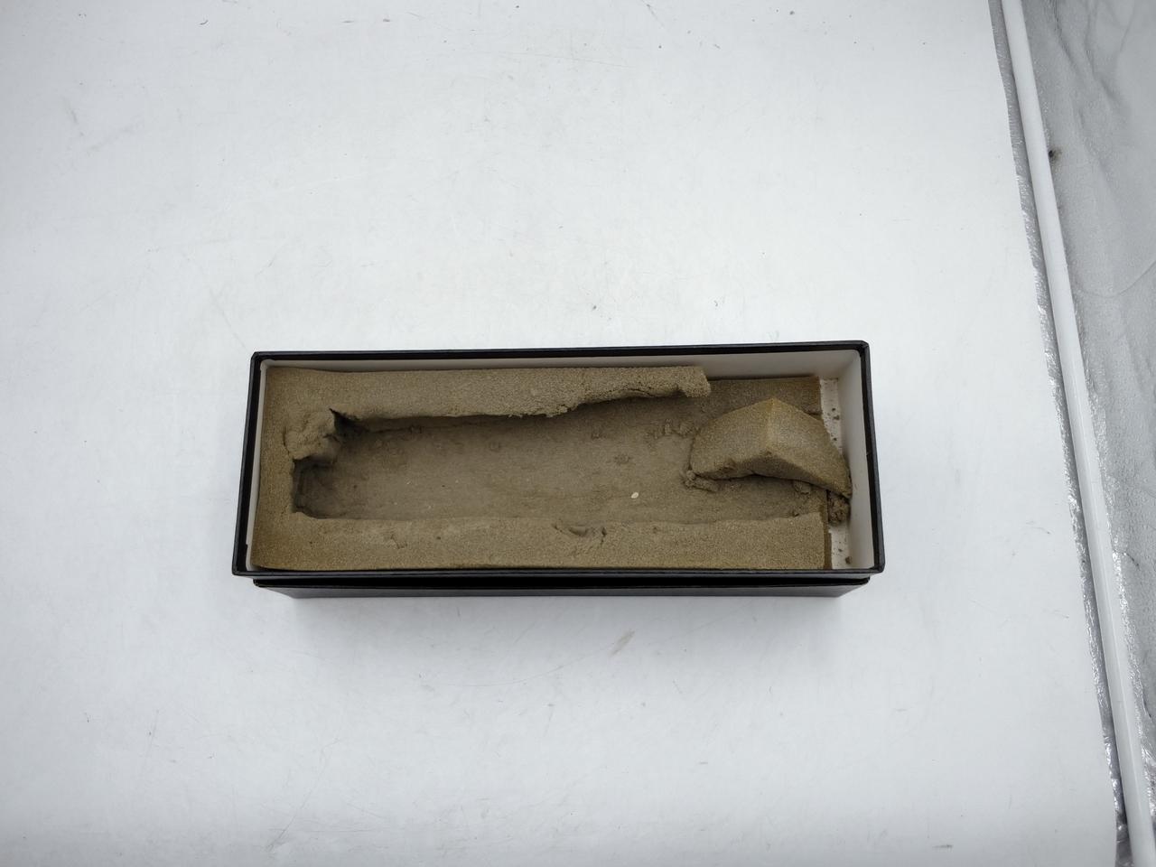 クッションのスポンジはボロボロです