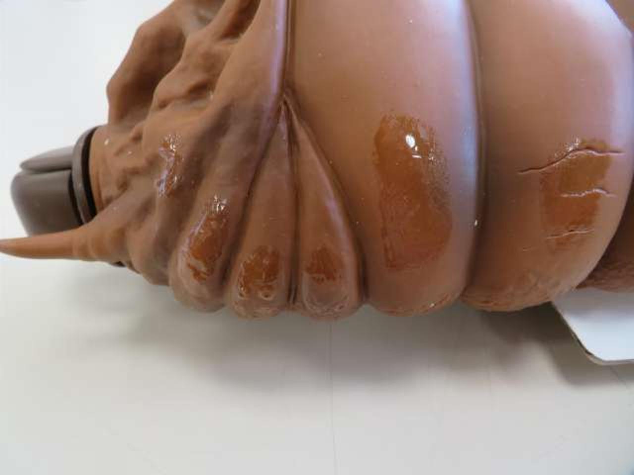 接着剤の跡らしいものが付いています