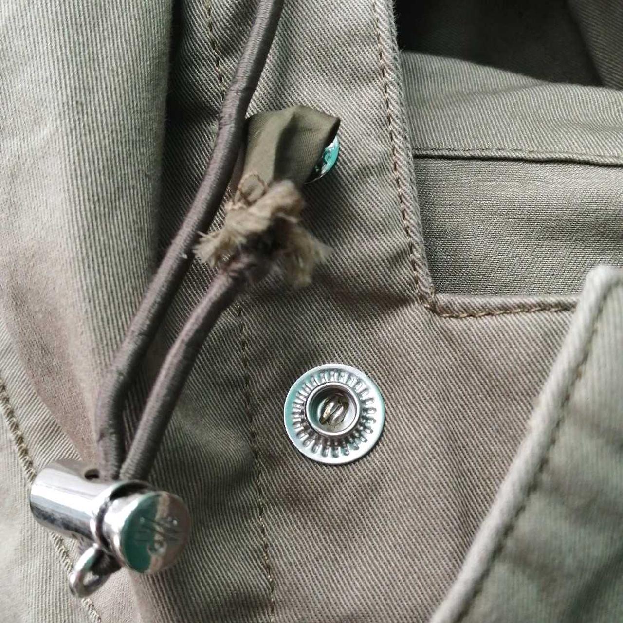 こちらもちぎれかかってます