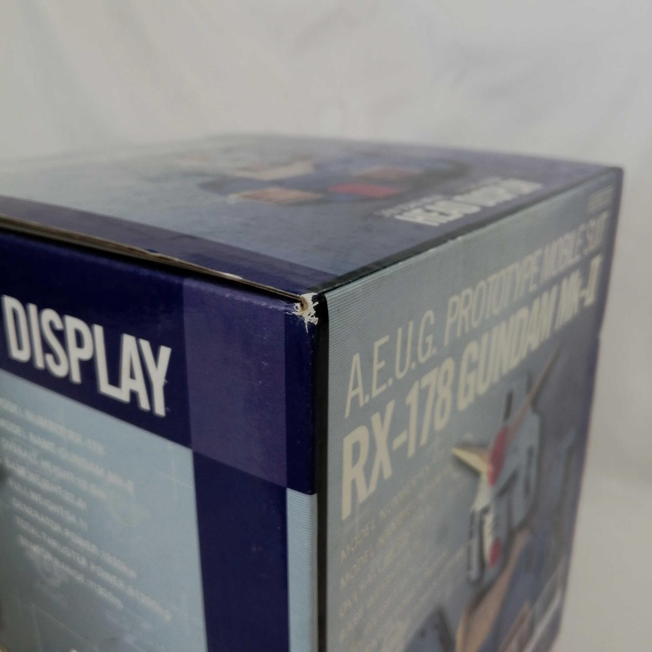 箱の角に数カ所擦れがあります