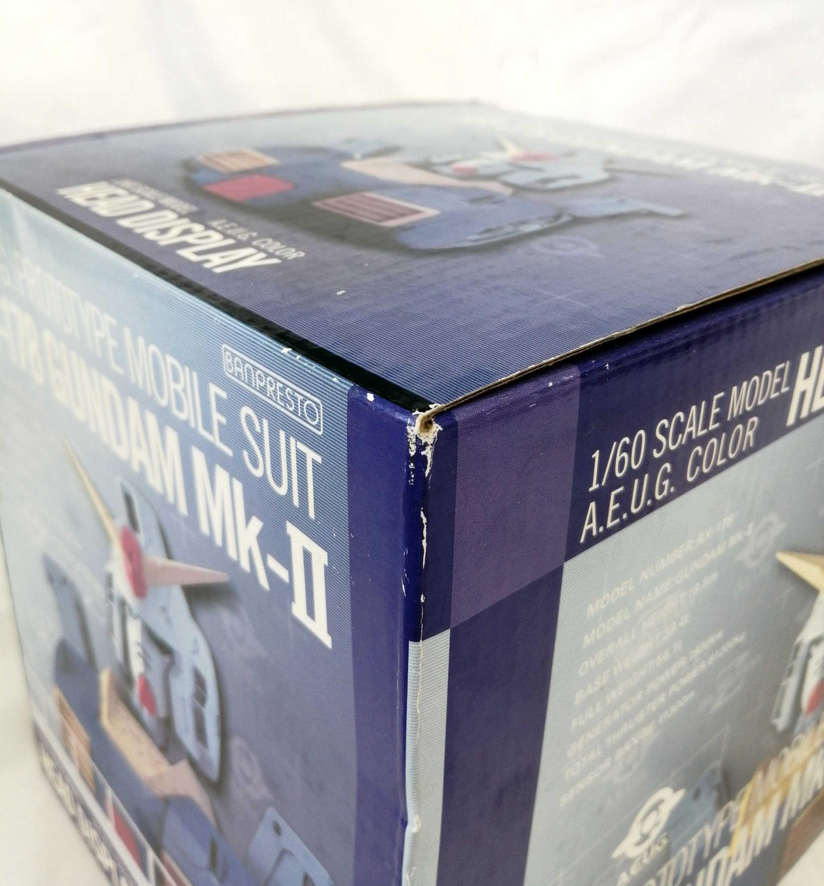 箱の角に数カ所擦れがあります