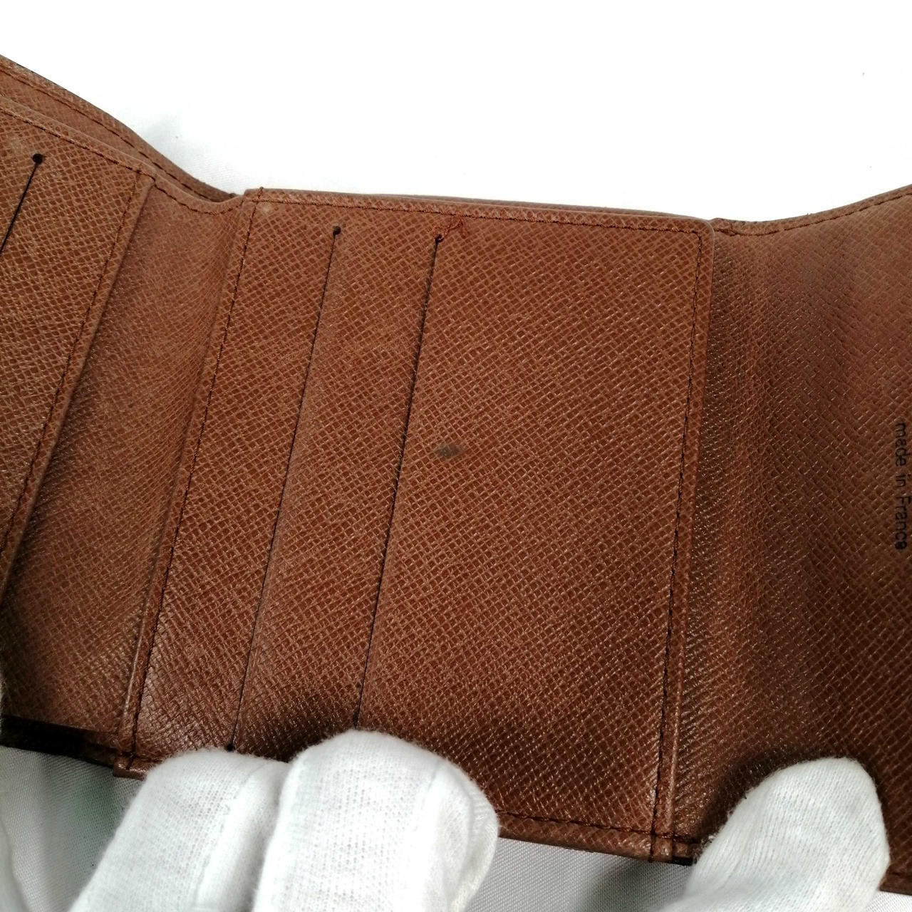 ヘコみとホツレあります。