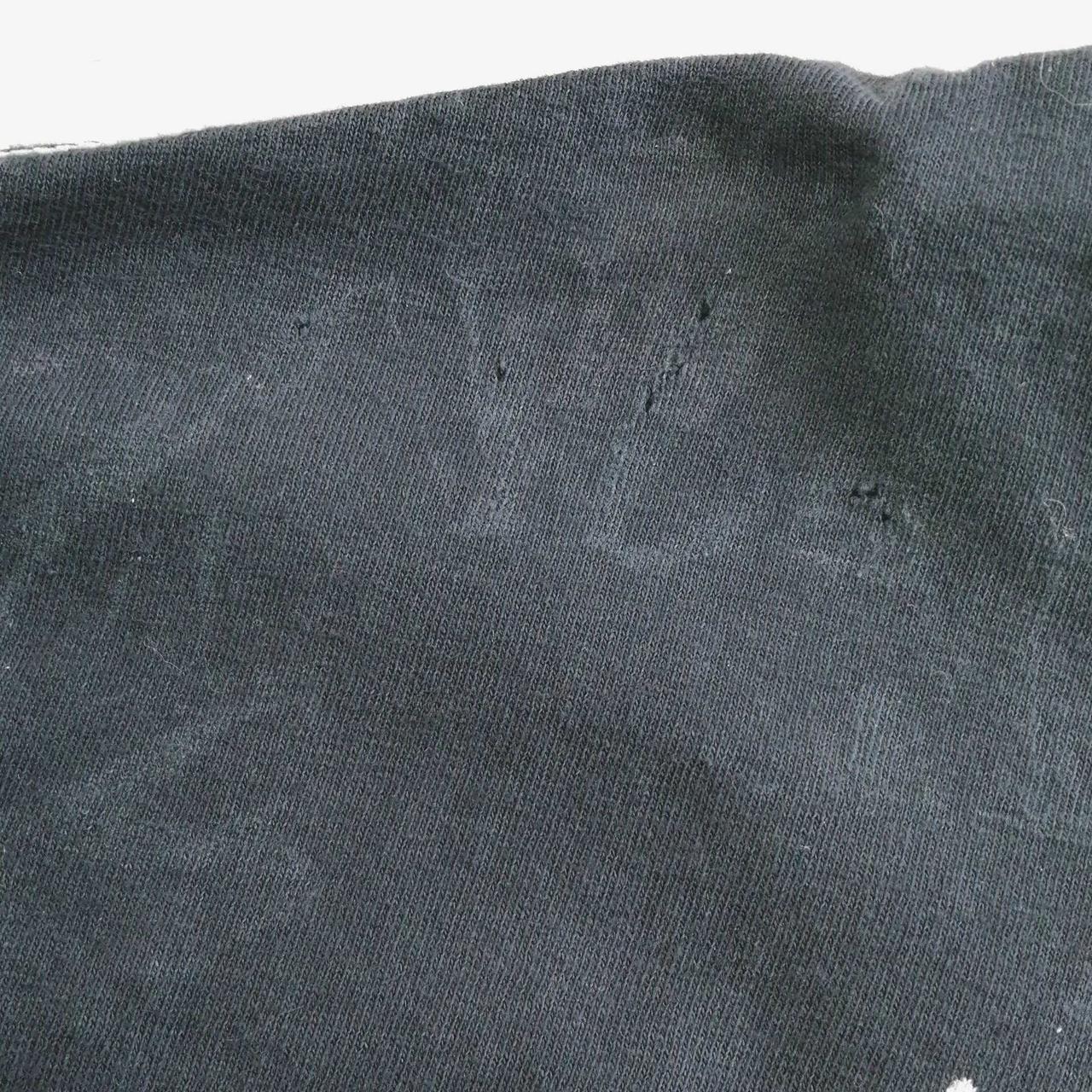 右肩あたりに数カ所穴あいてます。