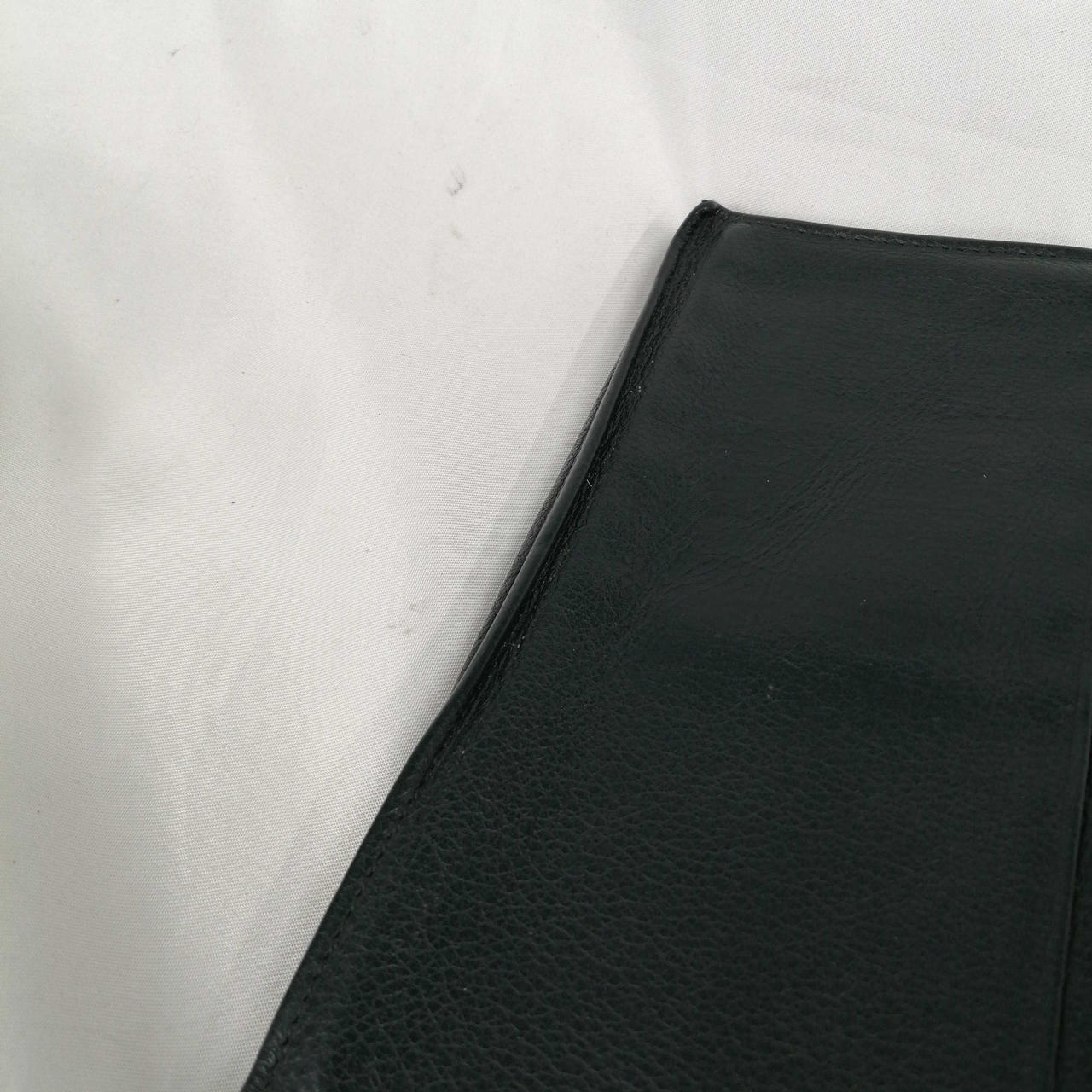 縁が曲がっている箇所があります