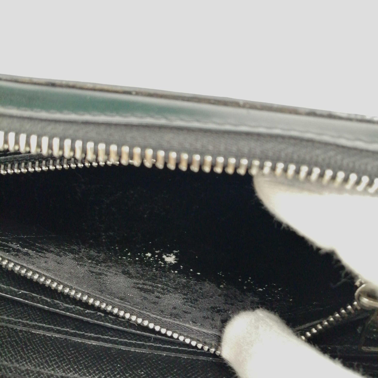 中のファスナー内(小銭入れ)に傷あります