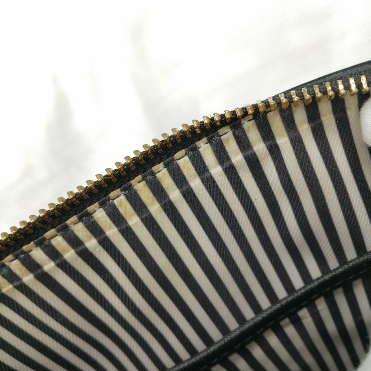 ファスナー裏側変色あります